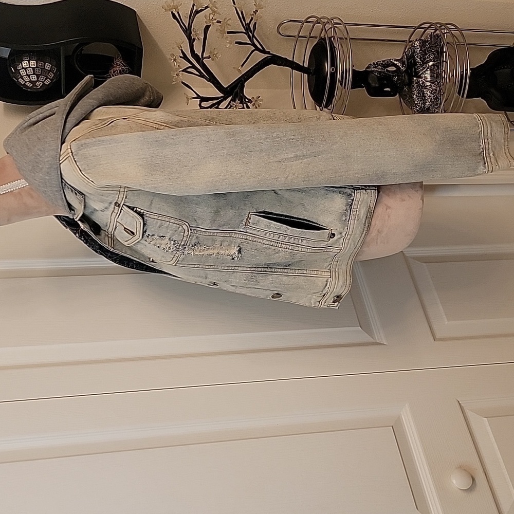 ~RARE~ All About Eve Distressed Denim Jacket w/ Removable Hoodie, size 10, NWOT - Picture 5 of 11